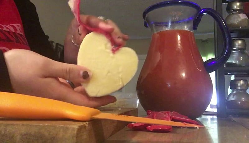 How to Remove Wax from Gouda Cheese